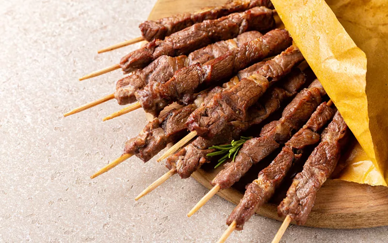 Frattocchie celebra il gusto abruzzese: torna la Sagra dell’Arrosticino dal 26 al 29 giugno 2025