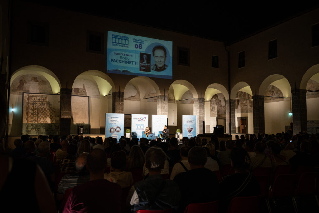 Velletri Libris 2024
Rassegna estiva d'incontri con gli autori e degustazioni eno - gastronomiche

Chiostro della Casa delle Culture e della Musica (ex Convento del Carmine), Velletri (RM)

Domenica 8 settembre 2024
Serata Finale con ROBY FACCHINETTI

h19 la Giuria del Premio Letterario "Velletri Libris" incontra e premia Lidia Ravera e premia i vincitori del Premio Nazionale Velletri Libris 2024 VI edizione

h20 apertura chiostro e degustazione - con interventi di Massimo Morassout per il CREA, e introduzione in versi di Claudio Leoni e Giulio Mazzali

h21 incontro con l'autore