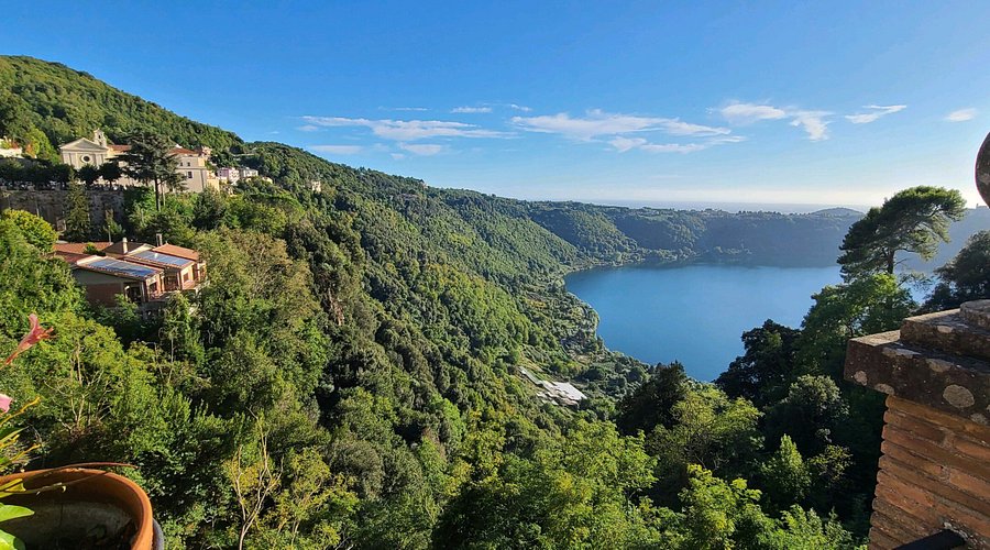Nemi celebra il lago con la Festa delle Barche Fiorite