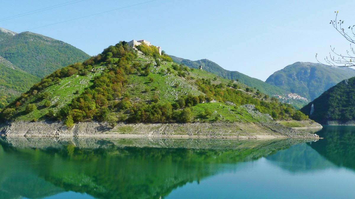 Il Borgo Fantasma di Antuni: un’isola di pietra e silenzio