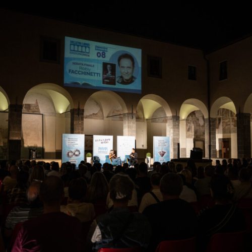 Velletri Libris 2024
Rassegna estiva d'incontri con gli autori e degustazioni eno - gastronomiche

Chiostro della Casa delle Culture e della Musica (ex Convento del Carmine), Velletri (RM)

Domenica 8 settembre 2024
Serata Finale con ROBY FACCHINETTI

h19 la Giuria del Premio Letterario "Velletri Libris" incontra e premia Lidia Ravera e premia i vincitori del Premio Nazionale Velletri Libris 2024 VI edizione

h20 apertura chiostro e degustazione - con interventi di Massimo Morassout per il CREA, e introduzione in versi di Claudio Leoni e Giulio Mazzali

h21 incontro con l'autore