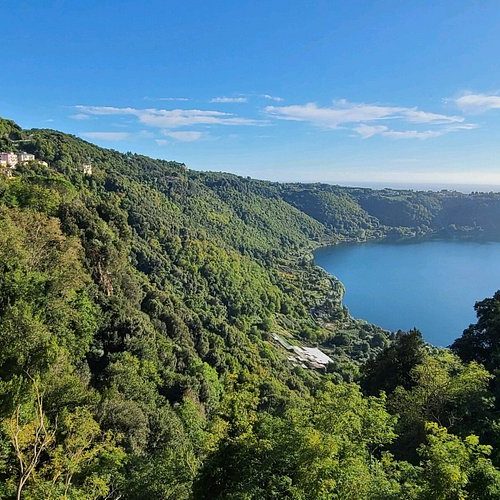 Nemi celebra il lago con la Festa delle Barche Fiorite